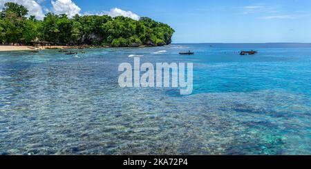 Barriera corallina al largo della spiaggia di Kiriwina Island, provincia di Milne Bay, Papua Nuova Guinea Foto Stock