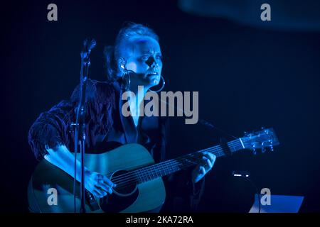 Oslo, Norvegia 20180414. L'artista Ane Brun ha tenuto un concerto esclusivo a Oslo Spektrum la scorsa notte, dove ha cantato una serie di cover del nuovo album 'Leave Me Breathless', acclamato dalla critica. Foto: Heiko Junge / NTB scanpi Foto Stock