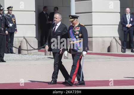 Oslo, Norvegia 20180604. Il presidente slovacco Andrej Kiska è presente alla cerimonia ufficiale di benvenuto di fronte al Palazzo reale, insieme al re Harald. Foto: Vidar Ruud / NTB scanpi Foto Stock