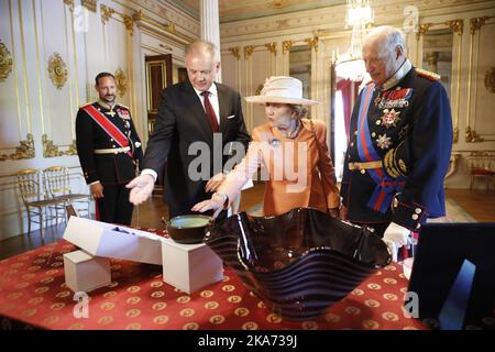 Oslo, Norvegia 20180604. Il presidente della Slovacchia, Andrej Kiska, in visita di Stato in Norvegia. Nella foto la regina Sonja, il re Harald (a destra) e il principe ereditario Haakon (a sinistra) ricevono il presidente slovacco Andrej Kiska al Palazzo reale. Foto: Gorm Kallestad / NTB scanpi Foto Stock