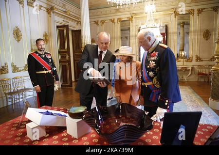 Oslo, Norvegia 20180604. Il presidente della Slovacchia, Andrej Kiska, in visita di Stato in Norvegia. Nella foto la regina Sonja, il re Harald (a destra) e il principe ereditario Haakon (a sinistra) ricevono il presidente slovacco Andrej Kiska al Palazzo reale. Foto: Gorm Kallestad / NTB scanpix Foto Stock