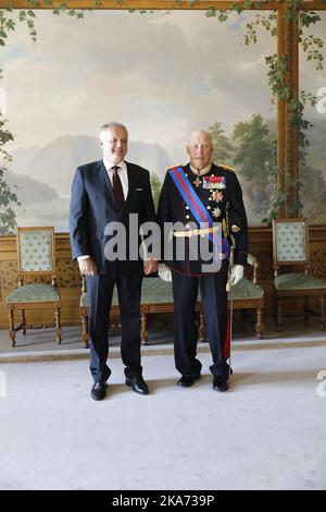 Oslo, Norvegia 20180604. Il presidente slovacco Andrej Kiska e il re Harald nel Palazzo reale. Foto: Gorm Kallestad / NTB scanpi Foto Stock