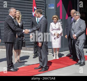 Oslo, Norvegia 20180605. Il presidente slovacco Andrej Kiska con la regina Sonja e il re Harald in visita al Radium Hospital, martedì. Nella foto (da sinistra) il presidente slovacco Andrej Kiska scrolla di mano con Ketil Widerberg. Nella parte posteriore la coppia reale, la regina Sonja e il re Harald (2nd a destra). Foto: Gorm Kallestad / NTB scanpi Foto Stock
