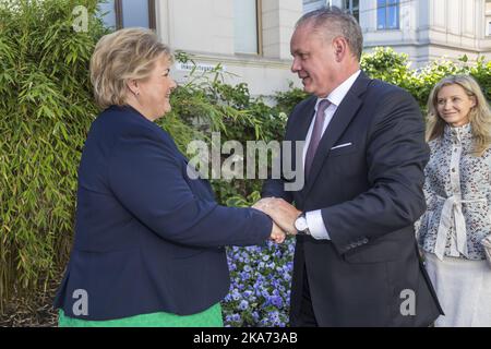 Oslo, Norvegia 20180604. Il primo ministro Erna Solberg dà il benvenuto al presidente slovacco Andrej Kiska per i colloqui che si sono tenuti lunedì a casa del primo ministro. Foto: Heiko Junge / NTB scanpi Foto Stock