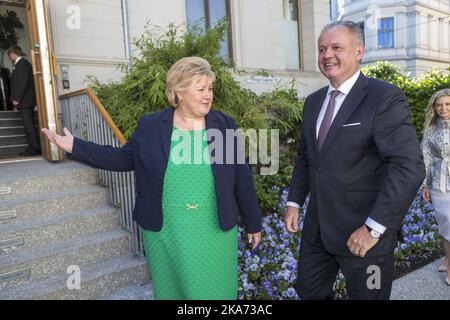 Oslo, Norvegia 20180604. Il primo ministro Erna Solberg dà il benvenuto al presidente slovacco Andrej Kiska per i colloqui che si sono tenuti lunedì a casa del primo ministro. Foto: Heiko Junge / NTB scanpi Foto Stock