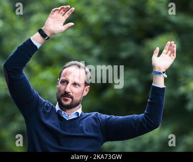 Oslo 20180613. Il principe ereditario Haakon accende il fuoco e apre i Giochi Sofienberg, 24 anni dopo che ha acceso il fuoco olimpico durante le Olimpiadi a Lillehammer. I ferri di cavallo su bastoni, esercizi di equilibrio e bocce sono alcuni degli esercizi che gli anziani proveranno durante i Giochi Sofienberg di quest'anno a Oslo. Foto: Lise Aaserud / NTB scanpix Foto Stock