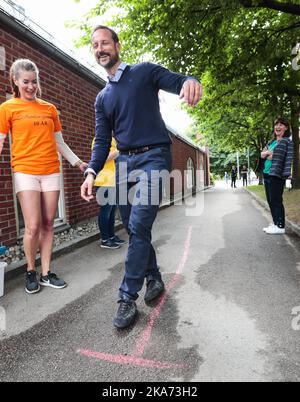 Oslo 20180613. Il principe ereditario Haakon accende il fuoco e apre i Giochi Sofienberg, 24 anni dopo che ha acceso il fuoco olimpico durante le Olimpiadi a Lillehammer. I ferri di cavallo su bastoni, esercizi di equilibrio e bocce sono alcuni degli esercizi che gli anziani proveranno durante i Giochi Sofienberg di quest'anno a Oslo. Il principe ereditario prova l'equilibrio. Foto: Lise Aaserud / NTB scanpix Foto Stock