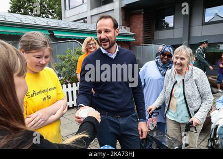 Oslo 20180613. Il principe ereditario Haakon accende il fuoco e apre i Giochi Sofienberg, 24 anni dopo che ha acceso il fuoco olimpico durante le Olimpiadi a Lillehammer. I ferri di cavallo su bastoni, esercizi di equilibrio e bocce sono alcuni degli esercizi che gli anziani proveranno durante i Giochi Sofienberg di quest'anno a Oslo. Il principe ereditario mette alla prova i sensi. Foto: Lise Aaserud / NTB scanpix Foto Stock