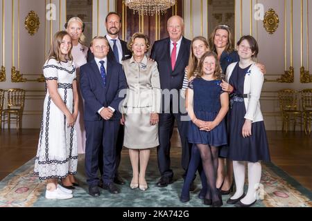 Oslo, Norvegia 20180829. Fotografare la Famiglia reale al Palazzo reale. Da sinistra: Principessa Ingrid Alexandra, principessa ereditaria mette-Marit, principe Sverre Magnus, principe ereditario Haakon, regina Sonja, Re Harald, Leah Isadora Behn, Emma Tallulah Behn, Principessa Märtha Louise e Maud Angelica Behn. Foto: Heiko Junge / NTB scanpi Foto Stock