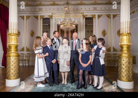 Oslo, Norvegia 20180829. Fotografare la Famiglia reale al Palazzo reale. Da sinistra: Principessa Ingrid Alexandra, principessa ereditaria mette-Marit, principe Sverre Magnus, principe ereditario Haakon, regina Sonja, Re Harald, Leah Isadora Behn, Emma Tallulah Behn, Principessa Märtha Louise e Maud Angelica Behn. Foto: Heiko Junge / NTB scanpix Foto Stock