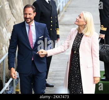 Svelvik, Norvegia 20180904. Il principe ereditario Haakon e la principessa ereditaria mette-Marit visitano Vestfold dal 4 al 6 settembre. A Svelvik, la coppia del principe ereditario salutò la gente del posto per le strade. Foto: Lise Aaserud / NTB scanpi Foto Stock