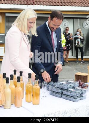 Svelvik Norvegia 20180904. Il principe ereditario Haakon e la principessa ereditaria mette-Marit visitano Vestfold dal 4 al 6 settembre. A Svelvik, la coppia del principe ereditario ha salutato i produttori locali di frutta. Il principe ereditario potrebbe rivelare di essere molto affezionato ai mirtilli. Foto: Lise Aaserud / NTB scanpi Foto Stock