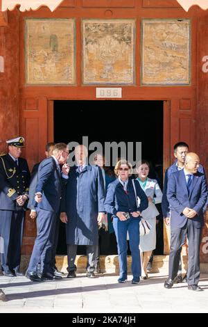 Dunhuang, Cina 20181013. Il Re Harald e la Regina Sonja hanno visitato le famose grotte di Mogao a Dunhuang, nella provincia di Gansu, nella Cina occidentale, sabato. In 492 delle 735 grotte si trova la più completa collezione di arte buddista del mondo, risalente all'anno 366 dopo Cristo. Ci sono oltre 45.000 metri quadrati di murales e 2000 sculture dipinte nelle grotte. Per 34 anni, le grotte di Mogoa sono state nella lista dei desideri della regina Sonja. Foto: Heiko Junge / NTB scanpi Foto Stock