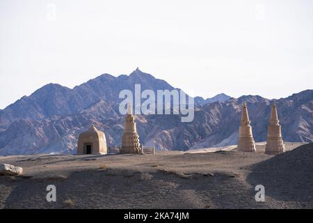 Dunhuang, Cina 20181013. Le famose grotte di Mogao di Dunhuang nella provincia di Gansu della Cina occidentale. In 492 delle 735 grotte si trova la più completa collezione di arte buddista del mondo, risalente all'anno 366 dopo Cristo. Ci sono oltre 45.000 metri quadrati di murales e 2000 sculture dipinte nelle grotte. Per 34 anni, le grotte di Mogoa sono state nella lista dei desideri della regina Sonja. Il sabato, il re Harald e la regina visitarono le grotte di Sonja. Foto: Heiko Junge / NTB scanpi Foto Stock