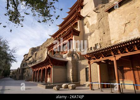 Dunhuang, Cina 20181013. Le famose grotte di Mogao di Dunhuang nella provincia di Gansu della Cina occidentale. In 492 delle 735 grotte si trova la più completa collezione di arte buddista del mondo, risalente all'anno 366 dopo Cristo. Ci sono oltre 45.000 metri quadrati di murales e 2000 sculture dipinte nelle grotte. Per 34 anni, le grotte di Mogoa sono state nella lista dei desideri della regina Sonja. Il sabato, il re Harald e la regina visitarono le grotte di Sonja. Foto: Heiko Junge / NTB scanpi Foto Stock