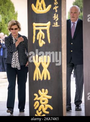 Dunhuang, Cina 20181013. Il re Harald e la regina Sonja hanno completato il loro soggiorno a Dunhuang con pranzo nella pagoda dell'oasi di Yueya. Foto: Heiko Junge / NTB scanpi Foto Stock