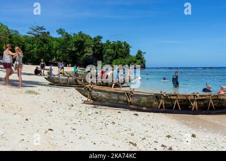 Canoa tradizionale dugout sulla spiaggia, Isola di Kiriwina Papua Nuova Guinea. Foto Stock