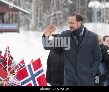 Gol, Norvegia 20190131. Il principe ereditario Haakon saluta i bambini fuori dell'arena sportiva Gol il principe ereditario apre l'AIB UngInvest a Gol Idrettsarena. UngInvest AIB è un programma di apprendimento basato sulla forza per oltre 200 giovani nella contea di Buskerud, con filiali a Drammen, Ringerike, Kongsberg e Modum. Il nuovo dipartimento di Gol sarà in grado di ospitare fino a 15 nuovi giovani. Foto: Terje Bendiksby / NTB scanpix Foto Stock