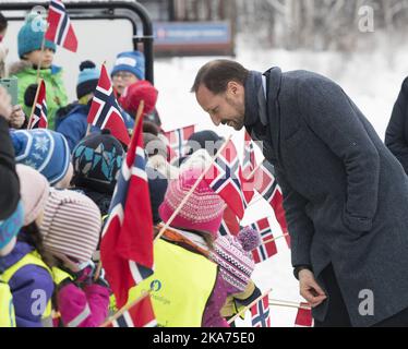 Gol, Norvegia 20190131. Il principe ereditario Haakon saluta i bambini fuori dell'arena sportiva Gol il principe ereditario apre l'AIB UngInvest a Gol Idrettsarena. UngInvest AIB è un programma di apprendimento basato sulla forza per oltre 200 giovani nella contea di Buskerud, con filiali a Drammen, Ringerike, Kongsberg e Modum. Il nuovo dipartimento di Gol sarà in grado di ospitare fino a 15 nuovi giovani. Foto: Terje Bendiksby / NTB scanpix Foto Stock