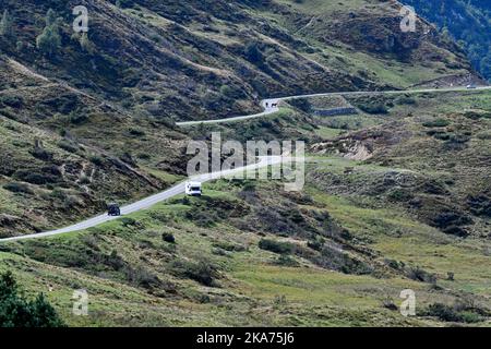 Lunga strada tortuosa da col du Soulor nei pirenei al confine con la Francia e la Spagna Foto Stock