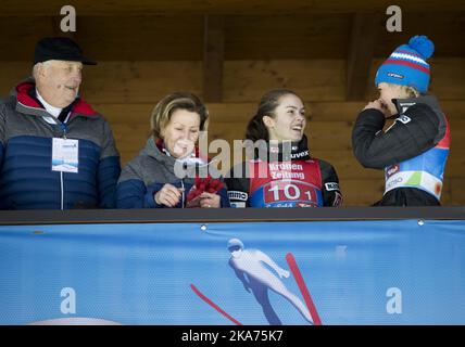Seefeld, Austria 20190226. Re Harald, la regina Sonja, Anna Odine Stroem e Maren Lundby, sotto la squadra di salto con gli sci donne nei campionati del mondo nordico FIS 2019 a Seefeld. Foto: Terje Pedersen / NTB scanpi Foto Stock
