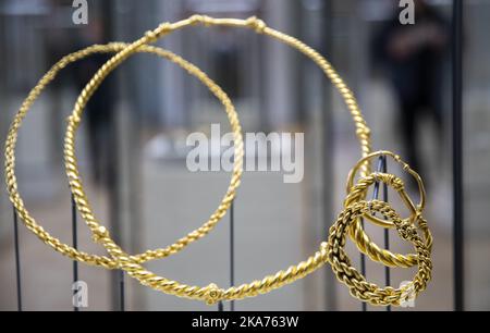 OSLO, Norvegia 20190401. Visita guidata della nuova mostra di VÍKINGR al Museo storico. La mostra è stata sviluppata in collaborazione con Snoehetta. Il mondo dei Vichinghi in un tesoro d'oro. Mostra Viking. Foto: Berit Roald / NTB scanpi Foto Stock