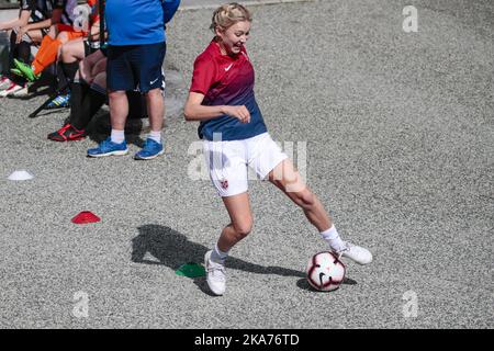 Asker, Norvegia 20190529. L'artista Astrid S.gli ex giocatori della nazionale Staale Solbakken, Frode Grodaas e la pop star Astrid S. fanno parte della squadra di calcio della famiglia Crown Prince durante la partita annuale amichevole allo stadio Skaugum. La squadra Skaugum con il principe ereditario Haakon, la principessa ereditaria mette-Marit, la principessa Ingrid Alexandra e il principe Sverre Magnus incontrano la squadra avversaria Asker United, che ha avuto inizio nel 2013. Il team leader del Team Skaugum è come al solito Jan Aage Fjoertoft. Anche Arne Scheie è un commentatore quest'anno. Foto: Lise Aaserud / NTB scanpix Foto Stock