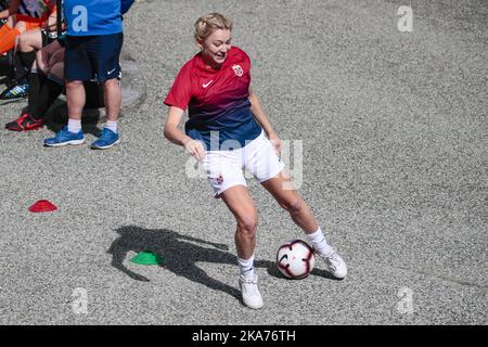 Asker, Norvegia 20190529. L'artista Astrid S. gli ex giocatori della nazionale Staale Solbakken, Frode Grodaas e la pop star Astrid S. fanno parte della squadra di calcio della famiglia Crown Prince durante la partita annuale amichevole allo stadio Skaugum. La squadra Skaugum con il principe ereditario Haakon, la principessa ereditaria mette-Marit, la principessa Ingrid Alexandra e il principe Sverre Magnus incontrano la squadra avversaria Asker United, che ha avuto inizio nel 2013. Il team leader del Team Skaugum è come al solito Jan Aage Fjoertoft. Anche Arne Scheie è un commentatore quest'anno. Foto: Lise Aaserud / NTB scanpix Foto Stock