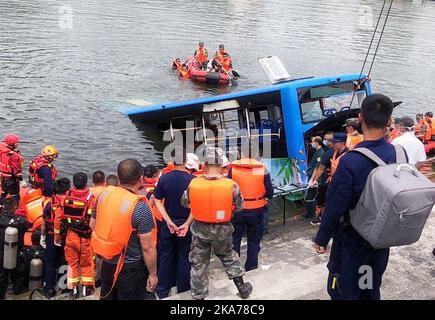 (200707) -- GUIYANG, 7 luglio 2020 (Xinhua) -- i soccorritori lavorano nel sito di un incidente di autobus nel distretto di Xixiu di Anshun, provincia di Guizhou, nel sud-ovest della Cina, 7 luglio 2020. Ventuno persone sono state uccise e 15 feriti dopo che un autobus è caduto in un lago nella città di Anshun Martedì, le autorità locali ha detto. (Foto di Long Rui/Xinhua) Foto Stock