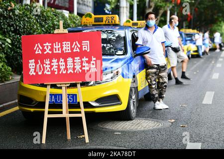 (200707) -- GUIYANG, 7 luglio 2020 (Xinhua) -- i tassisti aspettano di servire gli esaminatori gratuitamente al di fuori di un sito di esame a Guiyang, capitale della provincia di Guizhou del sud-ovest della Cina, 7 luglio 2020. L'esame di ingresso al college nazionale 2020 è iniziato il martedì. (Xinhua/Yang Wenbin) Foto Stock