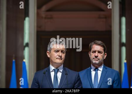 (200707) -- PARIGI, 7 luglio 2020 (Xinhua) -- il nuovo Ministro degli interni francese Gerald Darmanin (L) e l'ex Ministro degli interni francese Christophe Castaner partecipano alla cerimonia di consegna al Ministero degli interni, a Parigi, in Francia, il 7 luglio 2020. Gerald Darmanin, ministro francese dell'azione pubblica e dei conti, è stato nominato ministro degli interni nel nuovo governo guidato dal primo ministro Jean Castex, il palazzo presidenziale francese annunciato lunedì. Darmanin ha sostituito Christophe Castaner, che era stato criticato dai manifestanti della Black Lives Matter per il presunto razzismo nella polizia e anche Foto Stock