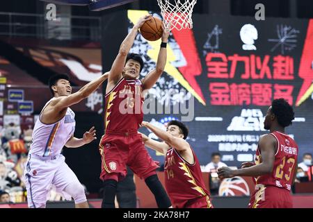 (200707) -- QINGDAO, 7 luglio 2020 (Xinhua) -- Jiang Yuxing (2nd L) di Jilin Tigers nord-est vies con Fan Ziming (1st L) di Xinjiang Flying Tigers durante una partita tra le Tigers Xinjiang Flying e le Tigers nord-est di Jilin al campionato 2019-2020 della Chinese Basketball Association (CBA) a Qingdao, provincia Shandong della Cina orientale, 7 luglio 2020. (Xinhua/Guo Xulei) Foto Stock