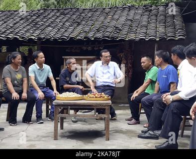 (200707) -- GUIYANG, 7 luglio 2020 (Xinhua) -- Il Premier cinese li Keqiang, anche membro del Comitato permanente dell'Ufficio politico del Comitato Centrale del Partito Comunista Cinese, impara a conoscere la sicurezza della vita delle persone e delle proprietà dopo le inondazioni nel villaggio di Guakou, a Tongren City, nella provincia di Guizhou, nella parte sud-occidentale della Cina, il 6 luglio 2020. Li ha fatto un giro d'ispezione alle città di Tongren e Guiyang nella provincia sudoccidentale di Guizhou della Cina dal lunedì al martedì. (Xinhua/Liu Weibing) Foto Stock