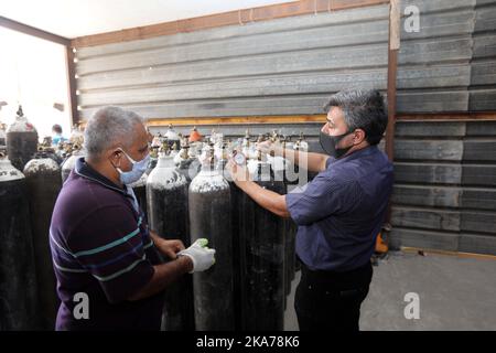 (200707) -- BAGHDAD, 7 luglio 2020 (Xinhua) -- la gente controlla la pressione di ossigeno in una stazione di rifornimento di ossigeno a Baghdad, Iraq, il 7 luglio 2020. Una fabbrica di riempimento di ossigeno di proprietà del governo in Iraq ha aumentato il suo riempimento di bombole di ossigeno e di gas liquido per soddisfare la domanda degli ospedali iracheni in mezzo al continuo aumento delle infezioni COVID-19. La ripresa della pandemia COVID-19 è proseguita martedì in Iraq, mentre il Ministero della Salute iracheno ha confermato 2.426 nuovi casi, portando il numero totale di infezioni da coronavirus a 64.701 in tutto il paese. (Xinhua) Foto Stock