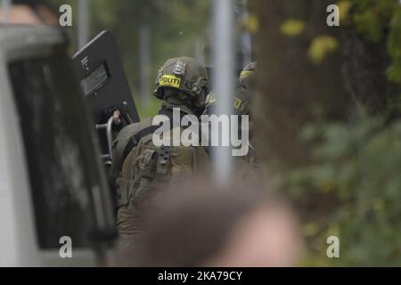 Azione della polizia ad Albertslund martedì 20. Ottobre 2020. La polizia sta trattenendo l'assassino condannato Peter Madsen nel tentativo di fuggire dalla prigione di Herstedvester. (Foto: Nils Meilvang / Ritzau Scanpix) Politiaktion i Albertslund tirsdag den 20. oktober 2020. Politiet har anholdt en person i sag om forsøg på fangeflugt. Personen er den drabsdøbte Peter Madsen. Albertslund, tirsdag den 20. ottobre 2020 Foto Stock