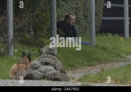 Azione della polizia ad Albertslund martedì 20. Ottobre 2020. La polizia sta trattenendo l'assassino condannato Peter Madsen nel tentativo di fuggire dalla prigione di Herstedvester. (Foto: Nils Meilvang / Ritzau Scanpix) Albertslund, tirsdag den 20. oktober 2020 Foto Stock