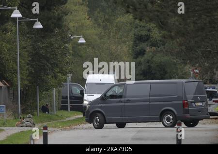 Azione della polizia ad Albertslund martedì 20. Ottobre 2020. La polizia sta trattenendo l'assassino condannato Peter Madsen nel tentativo di fuggire dalla prigione di Herstedvester. (Foto: Nils Meilvang / Ritzau Scanpix) Albertslund, tirsdag den 20. oktober 2020 Foto Stock