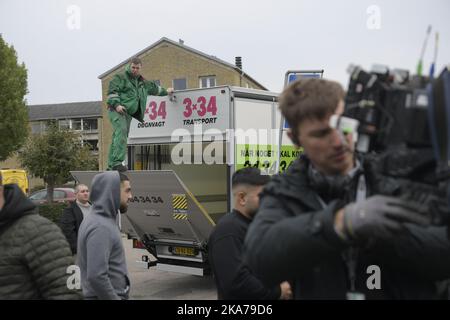 Azione della polizia ad Albertslund martedì 20. Ottobre 2020. La polizia sta trattenendo l'assassino condannato Peter Madsen nel tentativo di fuggire dalla prigione di Herstedvester. (Foto: Nils Meilvang / Ritzau Scanpix) Politiaktion i Albertslund tirsdag den 20. oktober 2020. Politiet har anholdt en person i sag om forsøg på fangeflugt. Personen er den drabsdøbte Peter Madsen. Albertslund, tirsdag den 20. ottobre 2020 Foto Stock