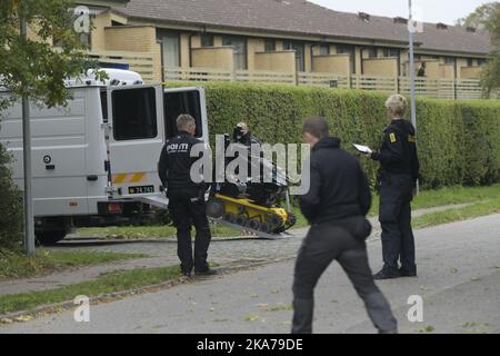 Azione della polizia ad Albertslund martedì 20. Ottobre 2020. La polizia sta trattenendo l'assassino condannato Peter Madsen nel tentativo di fuggire dalla prigione di Herstedvester. (Foto: Nils Meilvang / Ritzau Scanpix) Albertslund, tirsdag den 20. oktober 2020 Foto Stock