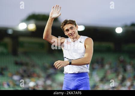 Oslo 20210701. Armand Duplantis compete negli uomini della volta della pole durante i giochi di Bislett 2021. Foto: Fredrik Hagen / NTB Foto Stock