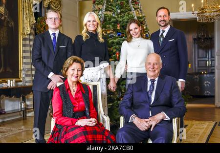 Oslo 20211220. Re Harald (davanti, da destra), Regina Sonja, Principe ereditario Haakon (dietro, da destra), Principessa Ingrid Alexandra, Principessa ereditaria mette-Marit e Principe Sverre Magnus di fronte all'albero di Natale a Bygdoey Kongsgaard a Oslo. Foto: Lise Aaserud / NTB Foto Stock