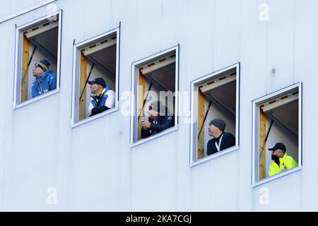 Garmisch-Partenkirchen, Germania 20211231. I giudici della gara di salto con gli sci di Capodanno si trovano nella torre del giudice durante la qualificazione di Capodanno. Da sinistra: Lars Erik Eriksson (SWE), Erik Stahlhut (GER), Martin Ronningen, Thomas Kuglitsch (AUT) e Vladimir Frak (SVK) a Garmisch-Partenkirchen. Foto: Geir Olsen / NTB Foto Stock