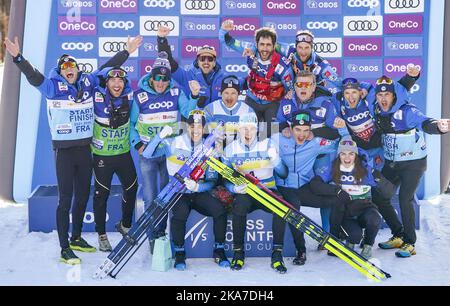 Drammen 20220303. Richard Jouve (davanti a sinistra) dalla Francia fa il tifo con la squadra dopo la sua vittoria in finale nello sci di fondo durante la Coppa del mondo di Drammen Norvegia. Foto: Lise Aaserud / NTB Foto Stock