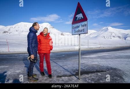 Longyearbyen, Svalbard 20220421. Il Principe della Corona Haakon e la Principessa della Corona mette-Marit in un segno di avvertimento degli orsi polari durante il viaggio della contea della coppia del Principe della Corona a Svalbard. Foto: OLE Berg-Rusten / NTB Foto Stock