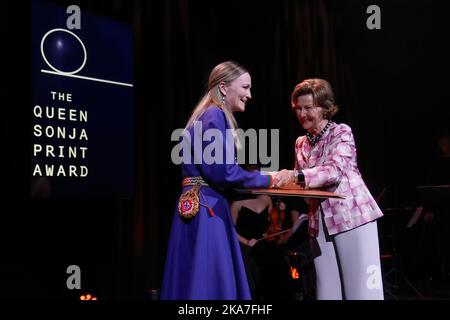 Oslo 20220620. La regina Sonja premia i vincitori della borsa internazionale di studio artistica di H.M. la regina Sonja a MUNCH a Bjoervika a Oslo. Foto: Javad Parsa / NTB Foto Stock