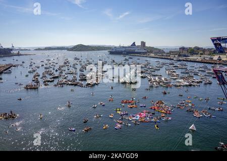 Oslo 20220813. Gli spettatori si sono riuniti sia sulla terra che sull'acqua a Bjoervika, dove subacquei provenienti da tutto il mondo si tuffano da un trampolino dal tetto dell'Opera durante il Red Bull Cliff Diving. Foto: Beate Oma Dahle / NTB Foto Stock