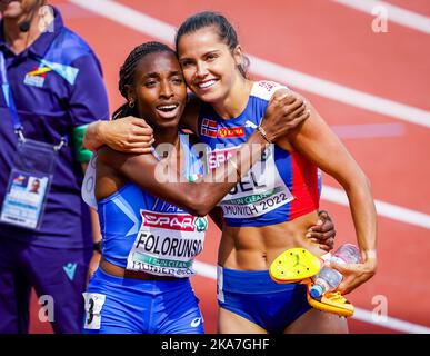 Monaco di Baviera, Germania 20220818. Amalie Iuel (a sinistra) e l'italiano Ayomide Folorunso dopo la semifinale negli ostacoli del 400m durante i Campionati europei di Atletica a Monaco 2022 allo Stadio Olimpico in Germania. Foto: Lise Aaserud / NTB Foto Stock