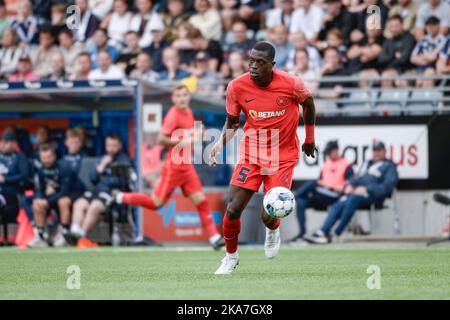 Stavanger 20220825. Joyskim Dawa di FCSB in azione nella partita tra Viking e FCSB dalla Romania nel playoff per la Conference League nel calcio alla SR-Bank Arena. Foto: Carina Johansen / NTB Foto Stock