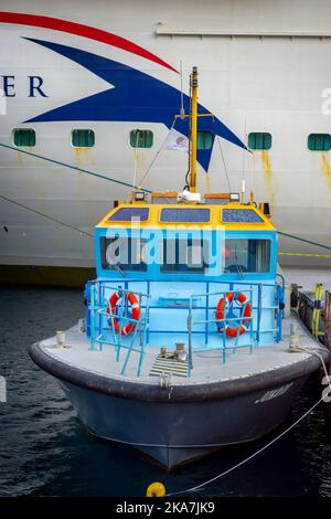 La barca pilota è legata al molo di Rabaul, al porto di Rabual, in Papua Nuova Guinea Foto Stock