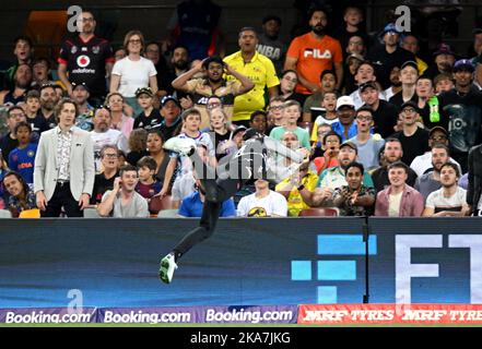 Mitchell Santner, neozelandese, non riesce a recuperare la battuta di Sam Curran, inglese, durante la partita di Coppa del mondo Super 12 del T20 al Gabba di Brisbane, Australia. Data immagine: Martedì 1 novembre 2022. Foto Stock